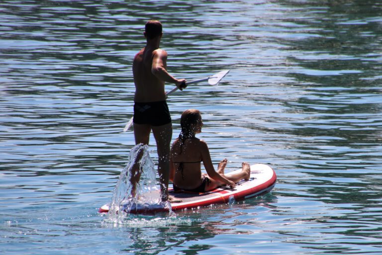 Stand-up-Paddling auf einem bayerischen See