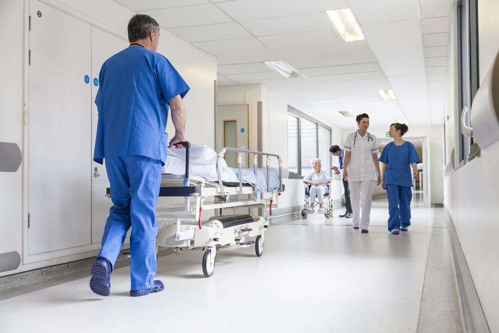 Ärztinnen, Ärzte und Pflegekräfte auf dem Klinikflur