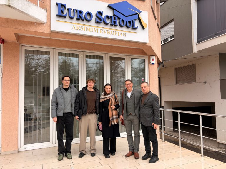 Team von myCareCareer mit Vertretern der Euro School vor dem Schulgebäude in Peja, Kosovo