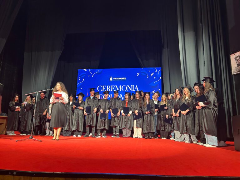 Absolventinnen und Absolventen der VicianaMed bei der Diplomfeier auf der Bühne in Vushtrri, Kosovo